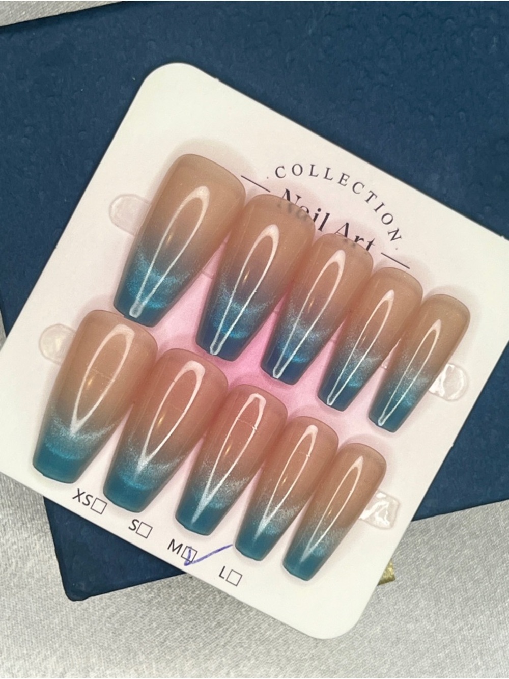Press on nails size M cat eyes blue